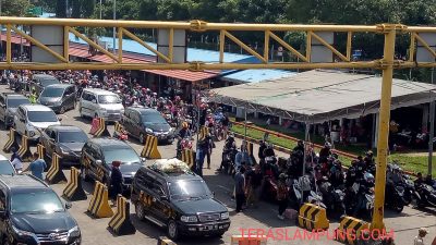 Jumat Pagi, Penumpang Jalan Kaki dan Kendaraan Bermotor Padati Pelabuhan Bakauheni