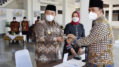 Gubernur Arinal, Menyerahkan Zakat Melalui Metode Pembayaran Digital kepada Baznas