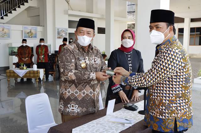 Gubernur Arinal, Menyerahkan Zakat Melalui Metode Pembayaran Digital kepada Baznas