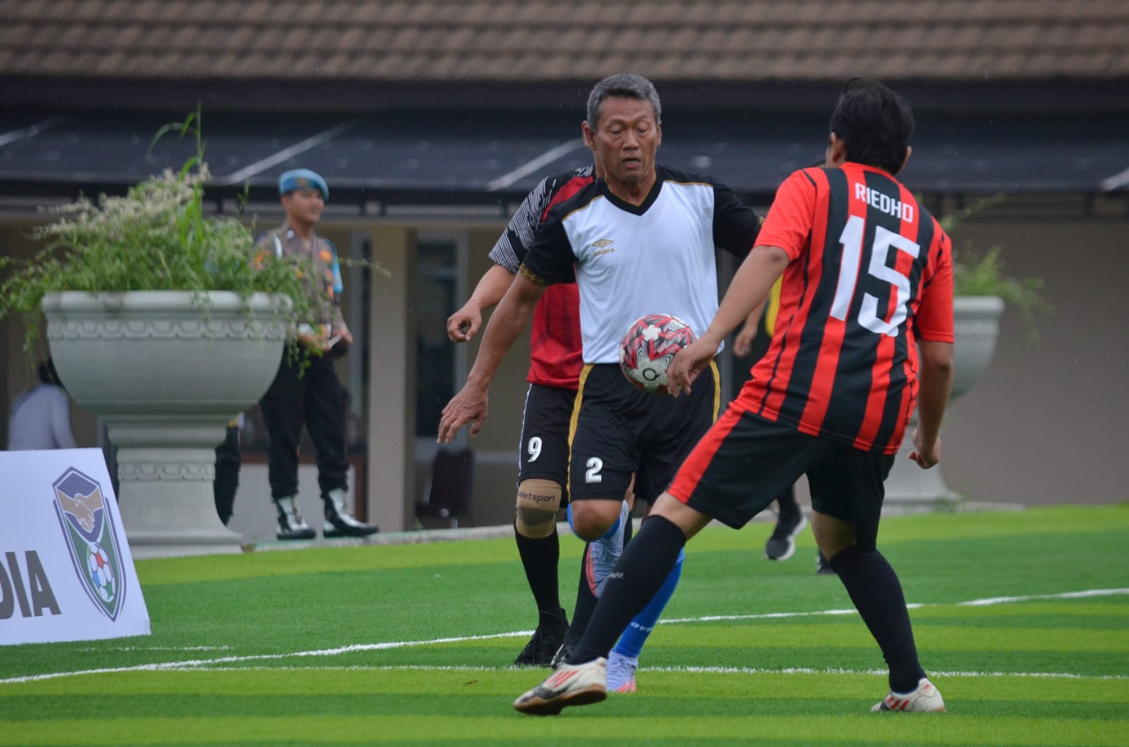 Pertandingan Persahabatan Peresmian Mini Soccer, Polda Lampung Libas Insan Pers Senior 3-1