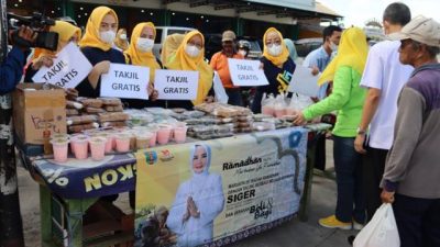 DWP Dinas Kominfotik dan Dinas Lingkungan Hidup Provinsi Lampung Bagikan Takjil Gratis