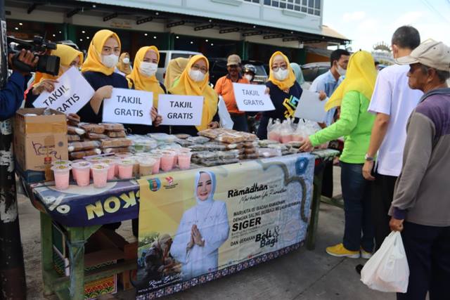 DWP Dinas Kominfotik dan Dinas Lingkungan Hidup Provinsi Lampung Bagikan Takjil Gratis