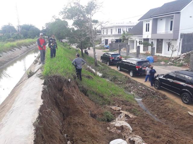 Tanggul Jebol, Pemkot Metro dan Jajaran Lakukan Penimbunan