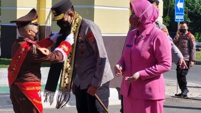 Kapolda Lampung Irjen Pol Akhmad Wiyagus Disambut Tradisi Pedang Pora