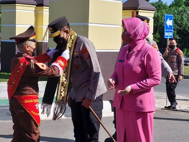 Kapolda Lampung Irjen Pol Akhmad Wiyagus Disambut Tradisi Pedang Pora