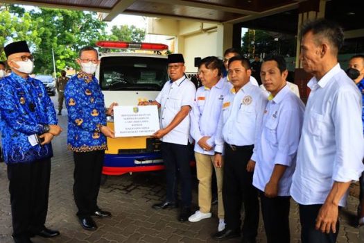 Pemprov Lampung Berikan Ambulans untuk Ikatan Keluarga Masyarakat Pagardewa