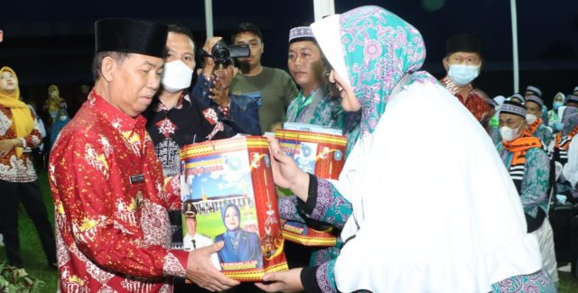 Bupati Lampura Lepas 222 Calon Jamaah Haji