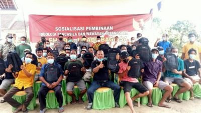 Made Bagiasa Serahkan Bantuan 10 Sapi dari Gubernur Lampung