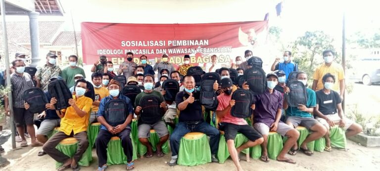 Made Bagiasa Serahkan Bantuan 10 Sapi dari Gubernur Lampung