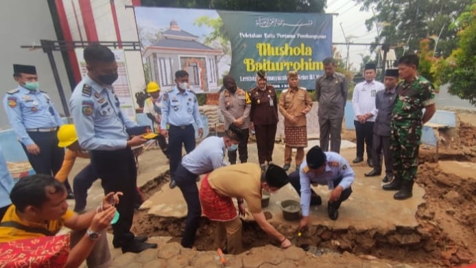Ketua DPRD Kota Metro Lakukan Peletakan Batu Pertama Musala Lapas Metro