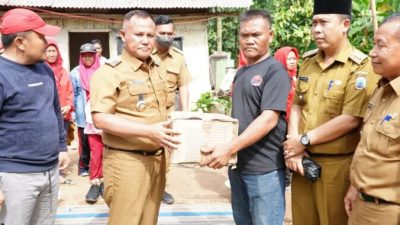 Bupati Lamsel Sambangi Rumah Warga yang Rusak Akibat Hujan Lebat dan Angin Kencang