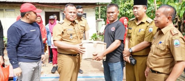 Bupati Lamsel Sambangi  Rumah Warga yang Rusak Akibat Hujan Lebat dan Angin Kencang