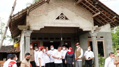 Bupati Nanang Ermanto Tinjau Rumah Rusak di Kecamatan Tanjung Bintang