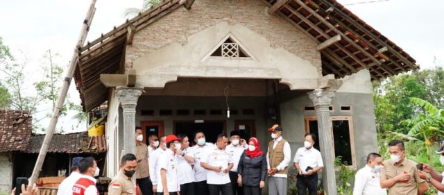 Bupati Nanang Ermanto Tinjau Rumah Rusak di Kecamatan Tanjung Bintang