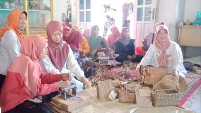 Dinas Koperasi Lampura Lakukan Pelatihan Kerajinan Tangan Berbahan Enceng Gondok