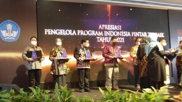 Unila Raih Penghargaan Terbaik Ketiga Pengelolaan Program Indonesia Pintar 2021