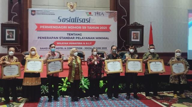 Pemprov Lampung Terima Penghargaan Bidang Pelayanan dari Kemendagri