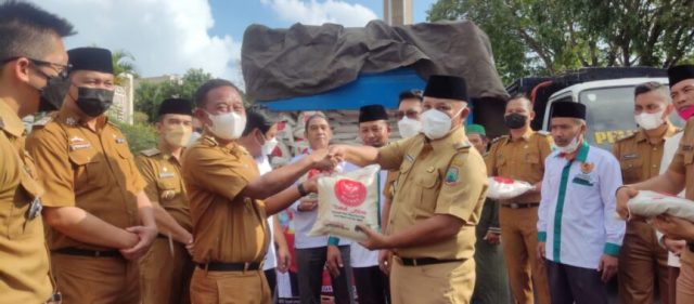 Pemkab Lampung Selatan dan  Baznas Salurkan Zakat Fitrah 