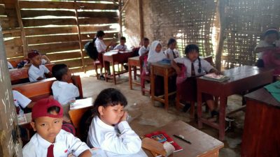 Bertahun-tahun Para Siswa SDN 1 Handuyangratu Lampung Utara Belajar di Kelas Berdinding Geribik