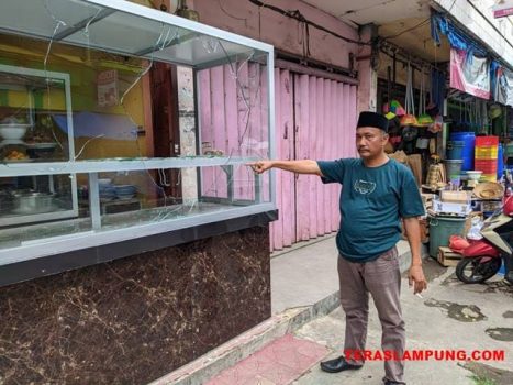 Dua Kali Kaca Etalasenya Dipecah, Pemilik Rumah Makan Singgalang Bandarlampung Lapor ke Polisi