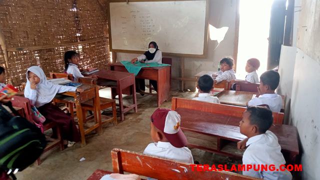 Belajar di Kelas Berdinding Geribik, KBM Para Siswa SDN 1 Handuyangratu akan Segera Dipindahkan