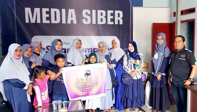 Srikandi UP ZIS Srimenanti Salurkan Bantuan untuk Korban Kebakaran di Kotakarang