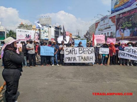 Tuntut Pembersihan Mafia Tanah, Puluhan Warga Malangsari Lamsel Demo di Bundaran Adipura