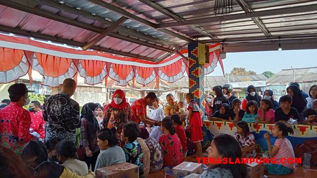 Serahkan Bantuan Rp20 Juta per KK, Walikota Bandarlampung Tawari Korban Kebakaran Tinggal di Rusunawa