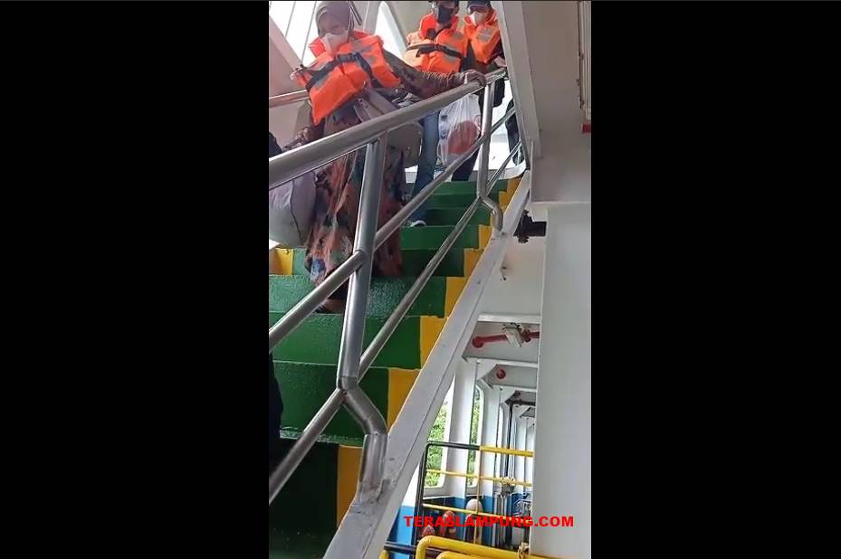 Lima Jam Kandas dan Terdampar, KMP Batumandi Akhirnya Bisa Ditarik