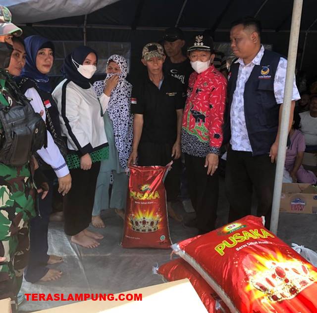 Wakil Ketua DPW Nasdem Lampung Serahkan Bantuan untuk Para Korban Kebakaran