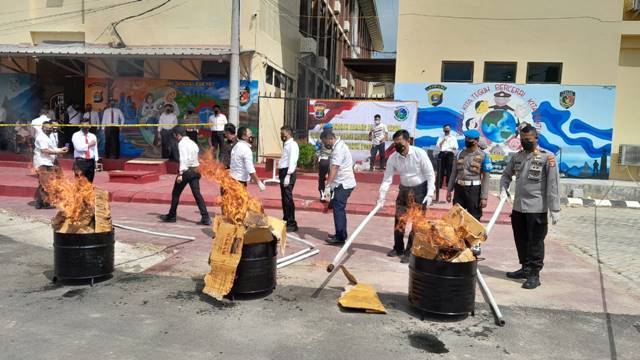 Polda Lampung Musnahkan 68 Kg Ganja