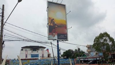 Masa Izinnya Habis, Reklame di Kawasan Payan Mas Kotabumi Masih Berdiri