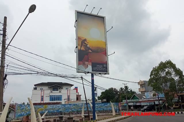 Masa Izinnya Habis, Reklame di Kawasan Payan Mas Kotabumi Masih Berdiri