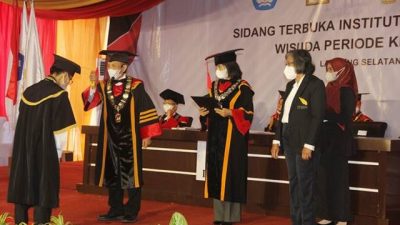 Wisuda 421 Lulusan Rektor Itera Minta Alumni Terus Sebarluaskan Iptek