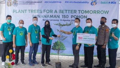 BCA dan DLH Kota Bandarlampung Lakukan Penanaman Pohon