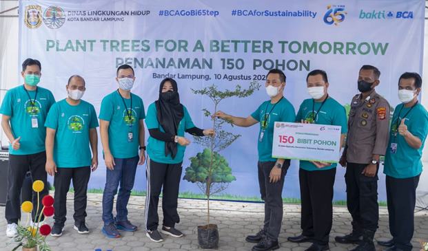 BCA dan DLH Kota Bandarlampung Lakukan Penanaman Pohon
