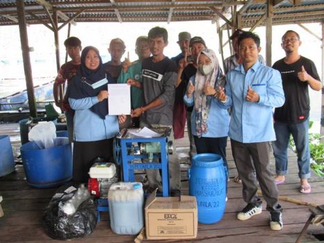 Dosen PiK FP Unila Bantu Kembangkan Pupuk Cair Organik dari Ikan Mati di Danau Ranau