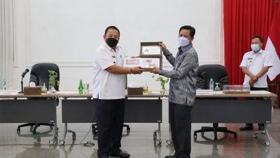 Gubernur Arinal Jadi Orang Pertama di Lampung Penerima Tujuh Pecahan Uang Rupiah Kertas Tahun Emisi 2022