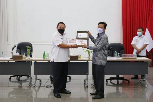 Gubernur Arinal Jadi Orang Pertama di Lampung Penerima Tujuh Pecahan Uang Rupiah Kertas Tahun Emisi 2022