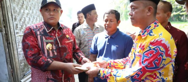 Bupati Lamsel Serahkan Bantuan dan  Resmikan Bedah Rumah di Ketapang