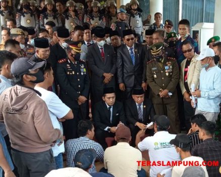 Tuntut Standar Harga Singkong, Ratusan Petani Lampung Utara Turun ke Jalan