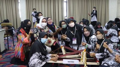 Ketua TP PKK Lampung Tinjau Pelatihan Membuat Tapis untuk Para Guru