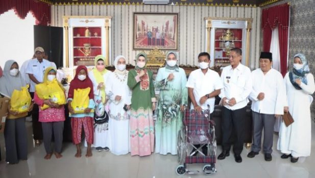 Peringatan HAN 2022, Ketua TP PKK Lampung Serahkan Bantuan di Waykanan