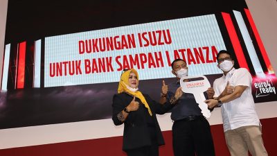 Isuzu Serahkan 1 Unit Mobil Operasional Kepada Bank Sampah Latanza di GIIAS 2022