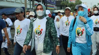 Ketua TP PKK Lampung Lepas Peserta Jalan Sehat HUT ke-61 IKWI