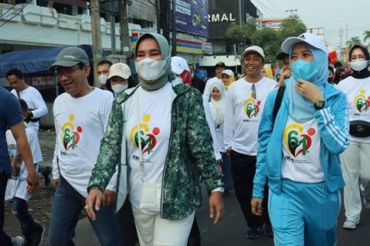 Ketua TP PKK  Lampung Lepas Peserta Jalan Sehat HUT ke-61 IKWI