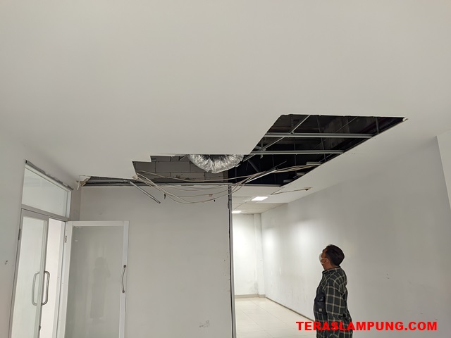 Satu Tahun Lebih, Plafon Ruang Lantai 9 Gedung Satu Atap Pemkot Bandarlampung Dibiarkan Berlubang