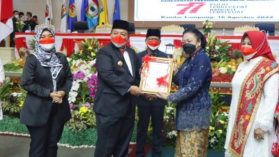 Gubernur Arinal Berikan Piagam Penghargaan untuk Mantan Gubernur Lampung Oemarsono