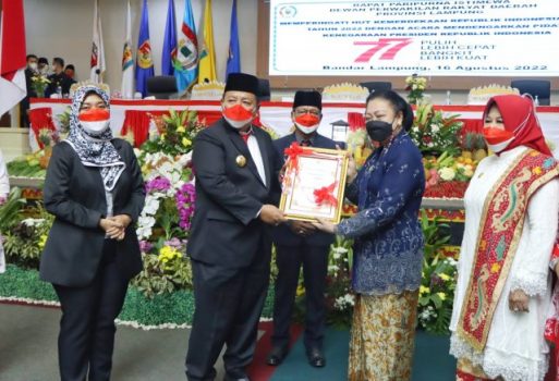 Gubernur Arinal Berikan Piagam Penghargaan untuk Mantan Gubernur Lampung Oemarsono