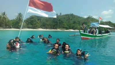 Meriahkan HUT ke-77 RI, Pencinta Selam akan Kibarkan Bendera Merah Putih di Dasar Laut Leluk Lampung